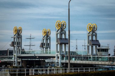 Kampen 'deki güzel şehir köprüsüne bakın. Hollanda' nın Overijssel eyaletindeki bir Hanze şehri.