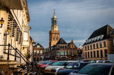 Kampen 'in merkezinden şehir manzarası, arka planda 1694 yılında yeniden inşa edilen ve 2008 yılında yenilenen yeni kule, Hollanda' nın Overijssel eyaletinde Kampen a Hanzecity