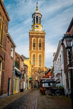 Kampen 'in merkezinden şehir manzarası, arka planda 1694 yılında yeniden inşa edilen ve 2008 yılında yenilenen yeni kule, Hollanda' nın Overijssel eyaletinde Kampen a Hanzecity