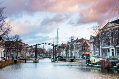 Güzel dar sokakları ve küçük kanalları olan Schiedam 'ın merkezinde akşam saatlerinde çekilen güzel mavi renkler. Güney Hollanda Eyaleti