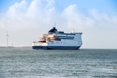 Güney Hollanda 'da sıklıkla kullanılan endüstriyel nakliye rotası olan Hoek van Holland yakınlarındaki 