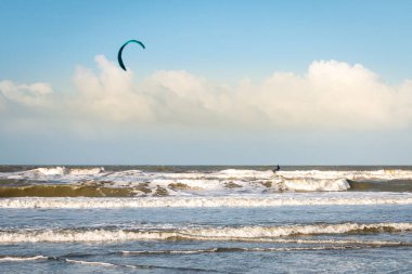 Hollanda 'nın Hoek van Holland yakınlarındaki Kuzey Denizi' nde, soğuk ve rüzgarlı bir günde uçurtma sörfü 
