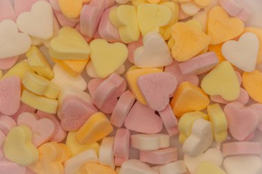 Bir yığın şeker kalbi, beyaz, sarı, turuncu ve pembe renkler