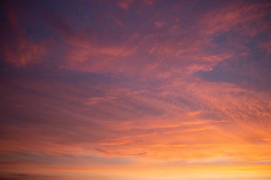 Hollanda 'da kış boyunca mavi, morumsu, turuncu, mor, pembe ve sarı renkli bulutlu güzel gökyüzü.