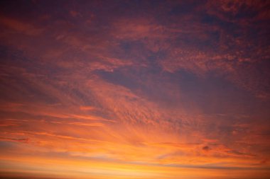 Hollanda 'da kış boyunca mavi, morumsu, turuncu, mor, pembe ve sarı renkli bulutlu güzel gökyüzü.