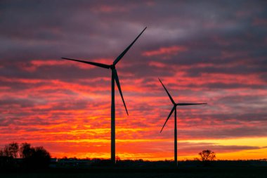 Sabahın erken saatlerinde rüzgâr tarlasında parlak renkli gökyüzü, rüzgar türbinleri, Ommerkanaal 'da çekilmiş fotoğraf.