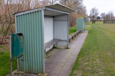 Corona Covid-19 virüsünün ardından Hollanda 'daki boş futbol sahaları ve spor sahaları ve bundan kaynaklanan tecrit