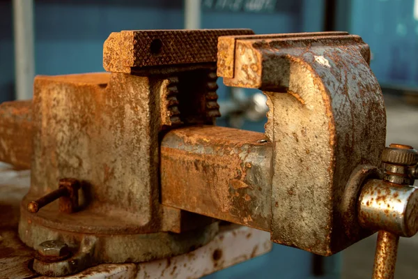 Çalışmak için paslı mengene, metal ve parçaları sıkılaştırarak emniyete almak.