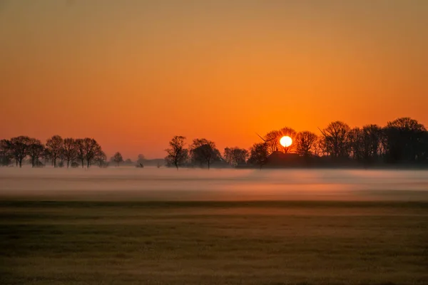 Krásný Východ Slunce Nizozemsku Širokým Výhledem Zamlžená Pole Krásným Oranžovým — Stock fotografie