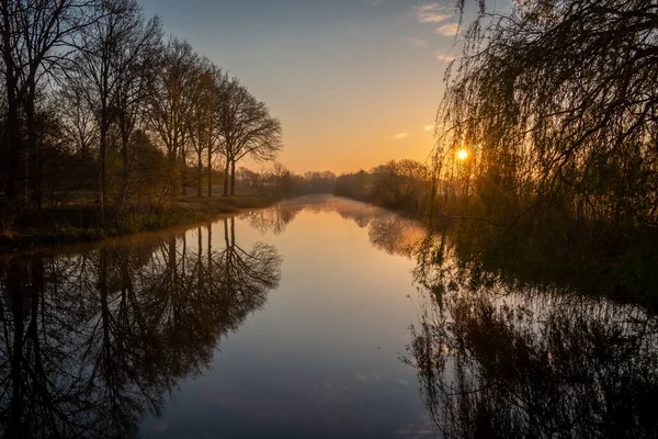 Atmosférický Východ Slunce Nizozemsku Krásnou Oranžovou Září Vzduchu Vodní Párou — Stock fotografie