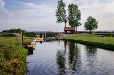 Hollanda 'nın Overijssel ilindeki Vecht nehri gündüz vakti