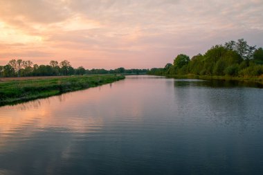 Hollanda 'nın Overijssel ilindeki Vecht nehri gün batımında