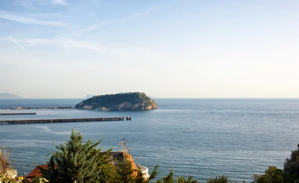 Θέα του νησιού νησίδα με το κόλπο του Pozzuoli — Φωτογραφία Αρχείου