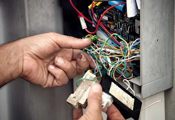 Eletricista reparação do sistema elétrico — Fotografia de Stock