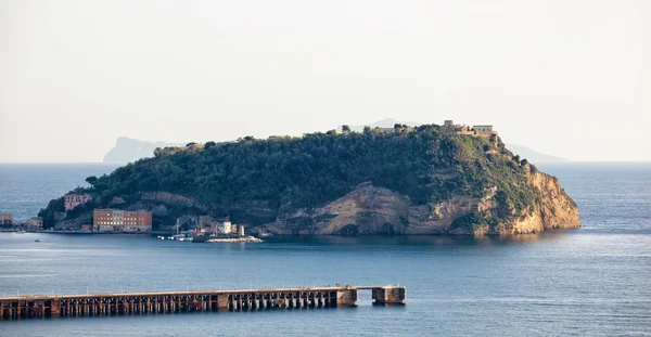 Вид на остров Нисида в заливе Поццуоли — стоковое фото