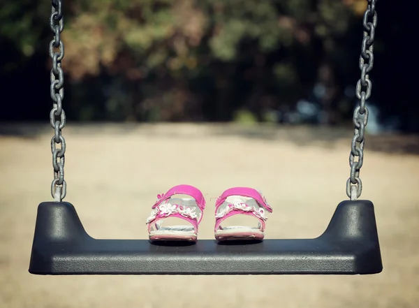 秋千上的粉色凉鞋 — 图库照片