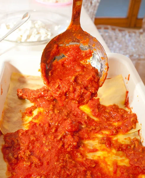 Beredning av hemmagjord lasagne. — Stockfoto