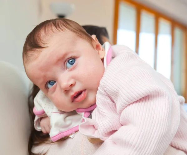 Meisje van de pasgeboren baby op schouder — Stockfoto