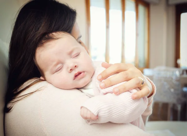 Neugeborenes Mädchen schläft auf Schulter — Stockfoto