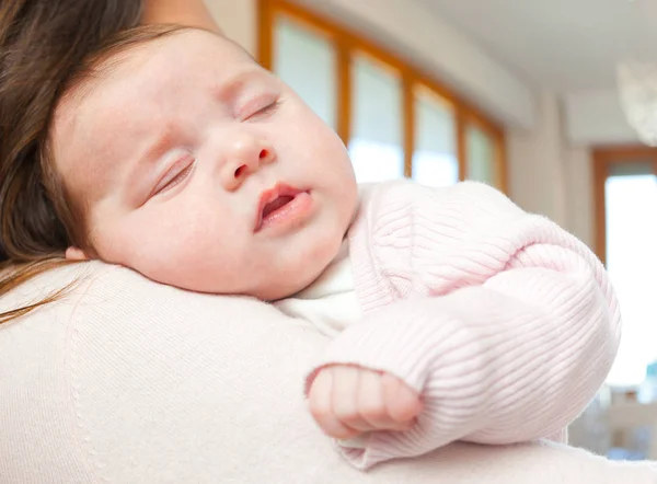 Новорожденная девочка спит на плече — стоковое фото