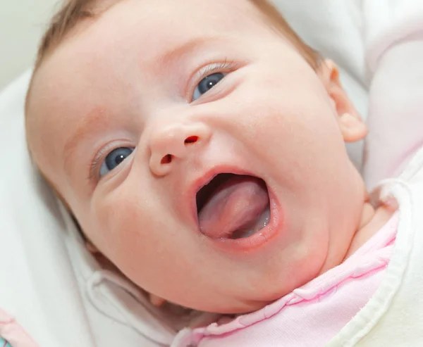 Feliz recién nacido sonriente con ojos azules . — Foto de Stock