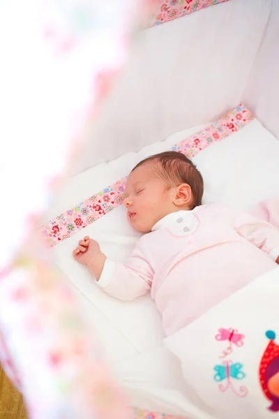 Alvás újszülött baba lány portréja — Stock Fotó