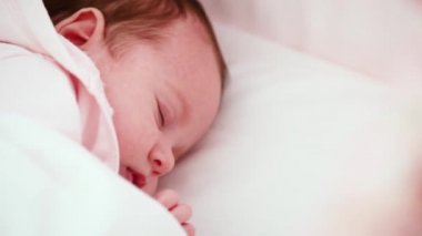 Yeni doğan bebek kız uyurken portresi