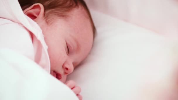 Alvás újszülött baba lány portréja — Stock videók