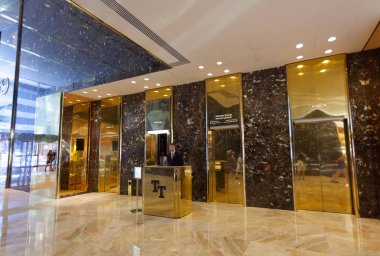Trump Tower içinde çalışan asansörler.