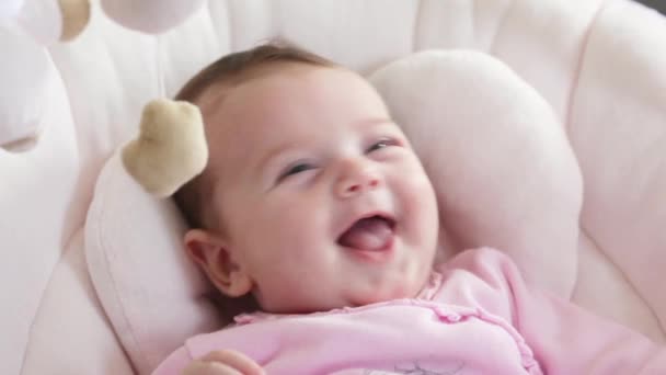 Primer plano de la niña recién nacida sonriendo en la mecedora del bebé . — Vídeo de stock