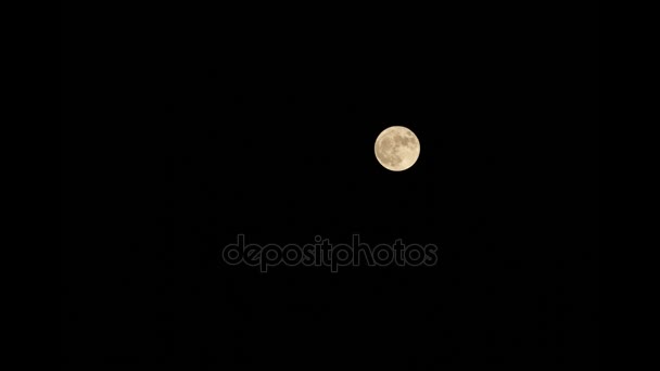 Super Lune dans le ciel sombre en novembre 2016 