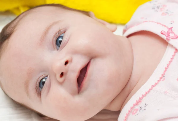 Portret van een lachende pasgeboren babymeisje — Stockfoto