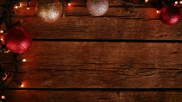 Rincón de decoración de Navidad con bolas y luces en mesa de madera . — Vídeos de Stock