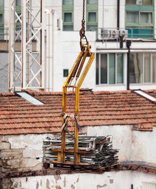 Hareketli çelik vinç ile.