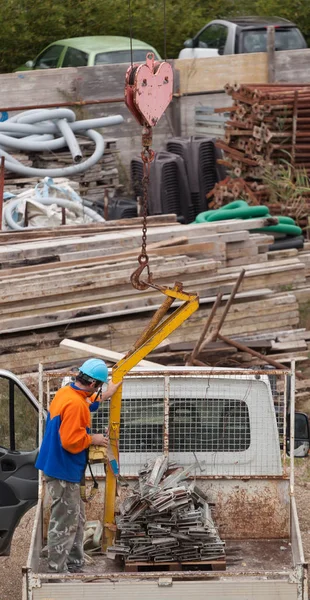 Werknemers met de kraan verplaatsen van staal. — Stockfoto