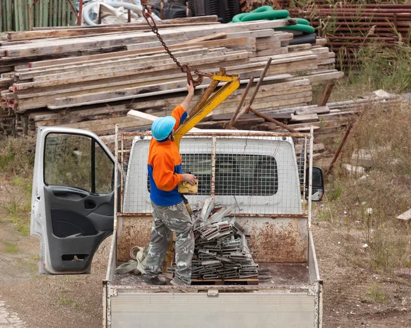 Werknemers met de kraan verplaatsen van staal. — Stockfoto