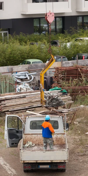 Werknemers met de kraan verplaatsen van staal. — Stockfoto