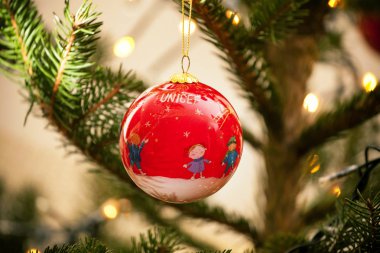 UNICEF Noel top