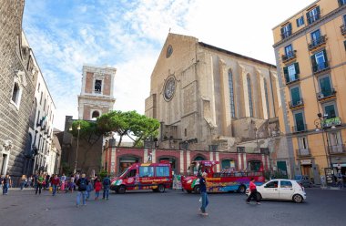  Piazza Del Gesu Naplese içinde tertemiz Dikilitaş.