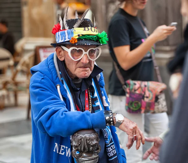 Starší Napoli ventilátor s brýle a amulety. — Stock fotografie