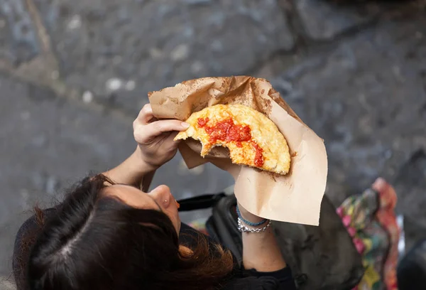 Femme photographiée d'en haut mangeant une pizza à Naples . — Photo