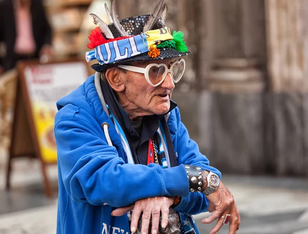 Ouderling Napoli ventilator met bril en amuletten. — Stockfoto