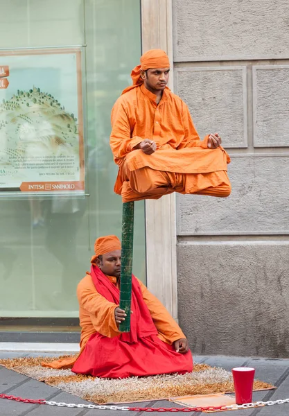 Indian street performers with leavening show. — Stock Photo, Image