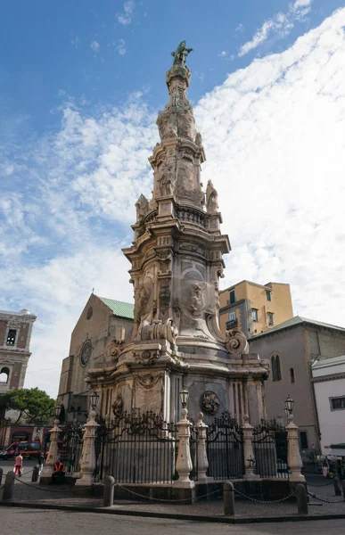 El obelisco inmaculado en Piazza Del Gesu en Naplese . —  Fotos de Stock