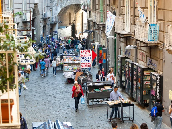 Port'Alba straat in Napels, Italië. — Stockfoto