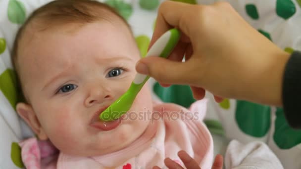 Bebé come primeras comidas con frutas . — Vídeos de Stock