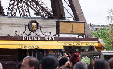  Eyfel Kulesi Tour Eiffel bir bilet ofisi bekleyen turist.