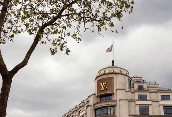 Louis Vuitton shop at Champ Elysee avenue. — Stock Photo, Image