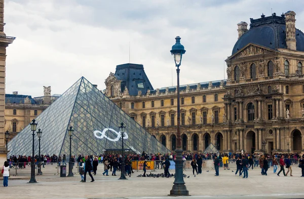 Лувр в Париже . — стоковое фото