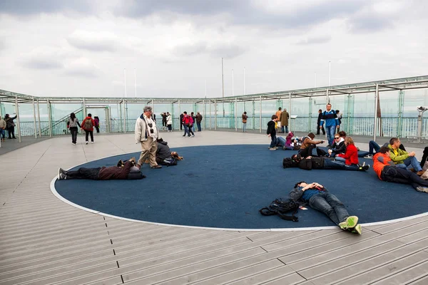 Turister på taket av Montparnassetornet i Paris — Stockfoto